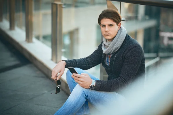 Hombre Joven Sentado Aire Libre Utilizando Teléfono Inteligente — Foto de Stock