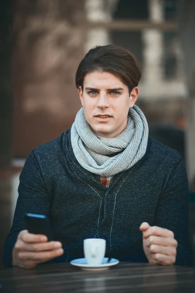 Hombre Usando Teléfono Inteligente Beber Café Mientras Está Sentado Cafetería — Foto de Stock