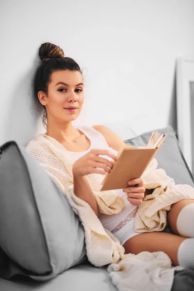 Mädchen Liest Buch Während Sie Morgens Bett Sitzt — Stockfoto