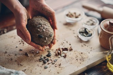 Ekmek yapan kadınların ellerini kapat..