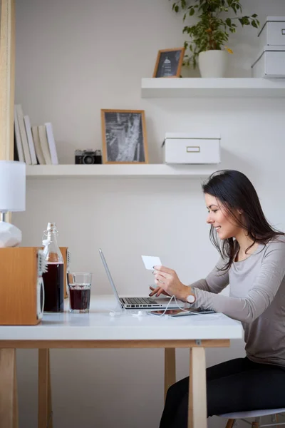 Mooie Jongedame Maken Van Een Online Betaling Thuis — Stockfoto