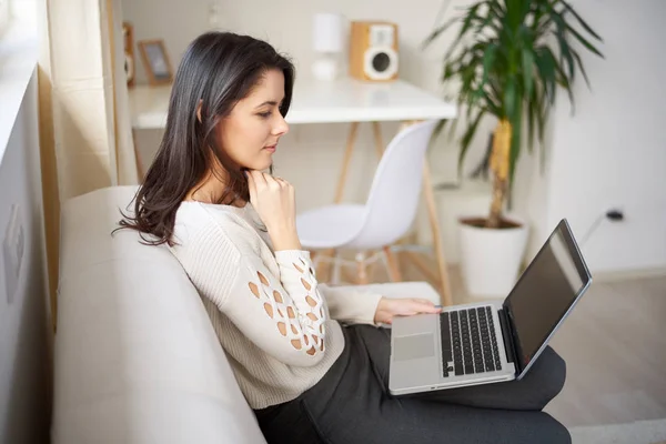 Ung Vacker Kvinna Sitter Soffan Och Använder Bärbar Dator — Stockfoto