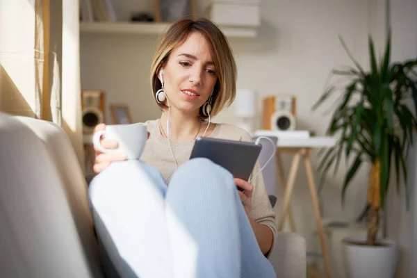 Ung Vacker Kvinna Som Sitter Soffan Med Kopp Och Digitala — Stockfoto