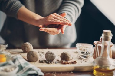 Ekmek yapan kadınların ellerini kapat..