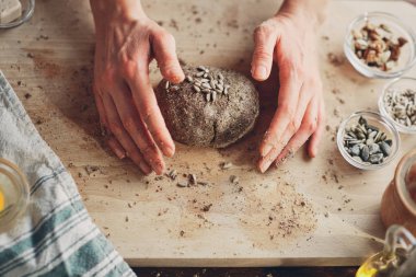Ekmek yapan kadınların ellerini kapat..