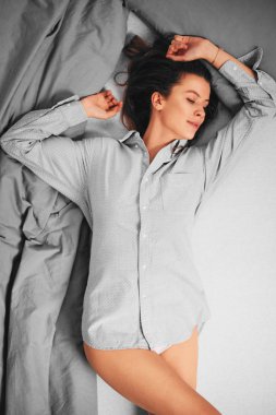 Sabah erkenden yatakta uzanarak kadın.