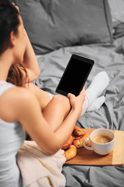 Dziewczyna Siedzi Łóżku Nocy Przy Użyciu Tabletu Czytania Aktualności — Zdjęcie stockowe