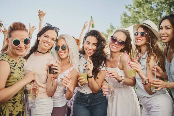 Gente Divierte Fiesta Aire Libre — Foto de Stock