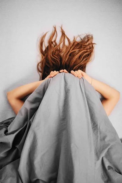 Девушка Покрытая Одеялом Своей Кровати — стоковое фото