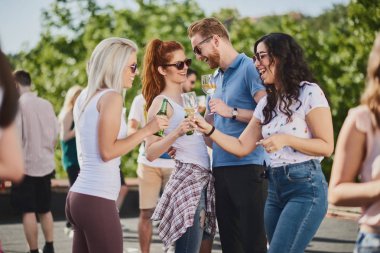 Gruba ayakta ve yaz açık partide içme 