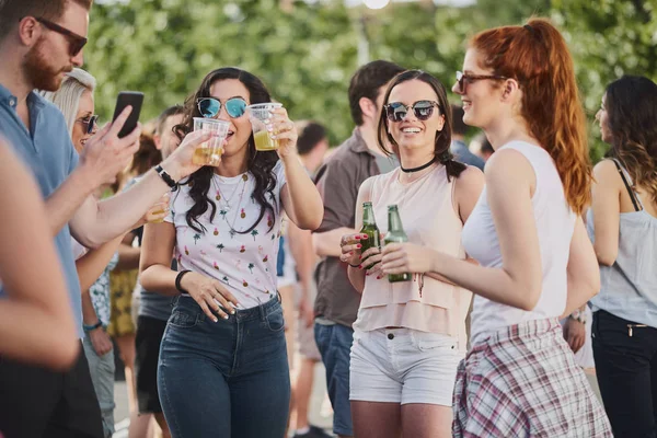Grupo Personas Pie Bebiendo Fiesta Aire Libre Verano — Foto de Stock