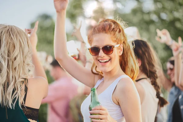 Ginger Dziewczyna Taniec Picie Dobrą Zabawę Świeżym Powietrzu Party — Zdjęcie stockowe