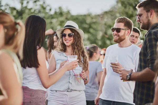 Grupp Människor Stå Och Dricka Sommaren Utomhus Festen — Stockfoto