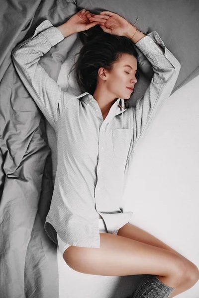 Девочка, лежащая на кровати утром — стоковое фото
