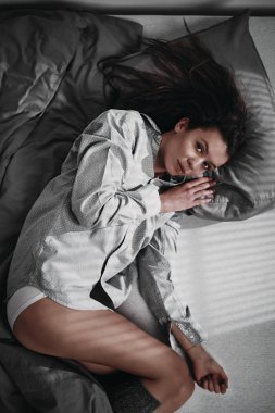 Sabahleyin yatakta yatarken kız 