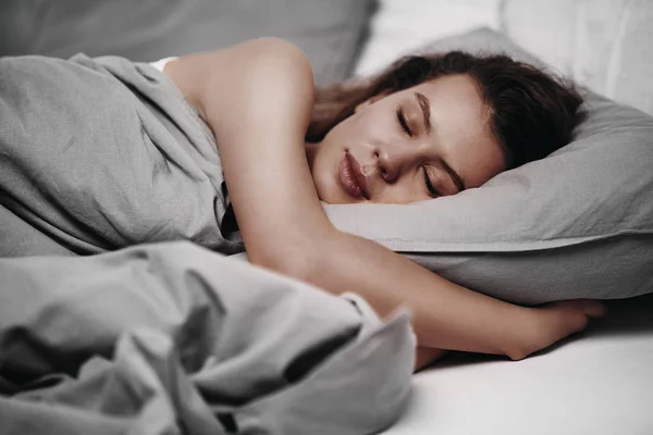 Menina deitada na cama e dormindo de manhã — Fotografia de Stock
