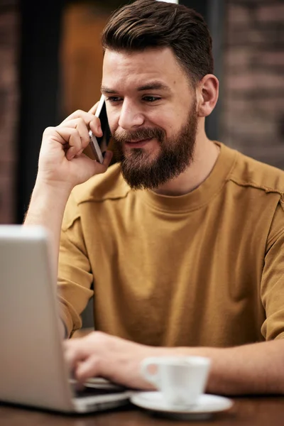 Man met laptop en smartphone zittend in een café. Nieuwe tech — Stockfoto