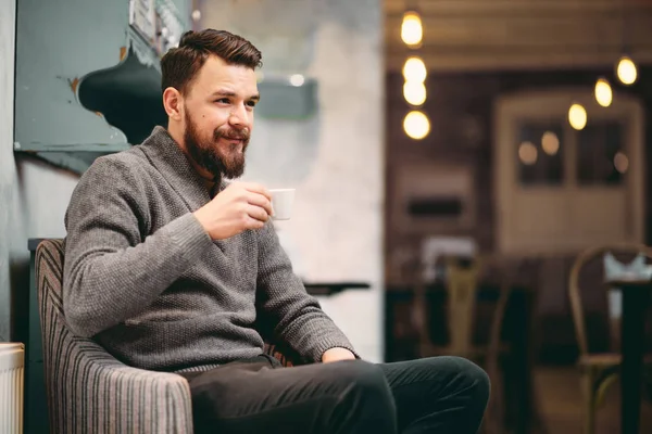 Man in de stoel zitten en koffie drinken op café — Stockfoto
