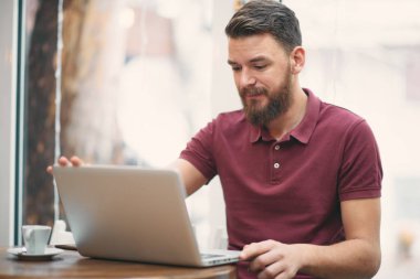 Dizüstü bilgisayar kullanarak Office genç adam 