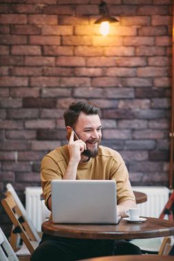 Dizüstü bilgisayar kullanarak Office genç adam 