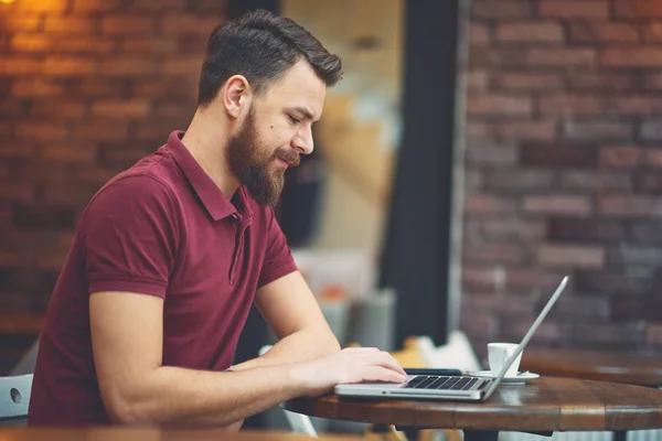 Hombre Joven Oficina Usando Ordenador Portátil — Foto de Stock