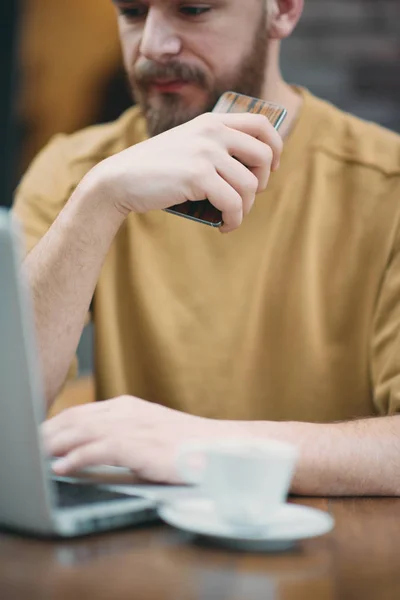 Νεαρός Άνδρας Στο Γραφείο Που Χρησιμοποιούν Φορητό Υπολογιστή — Φωτογραφία Αρχείου