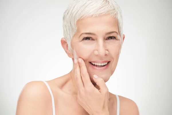 Retrato de mujer mayor hermosa delante de fondo blanco . —  Fotos de Stock