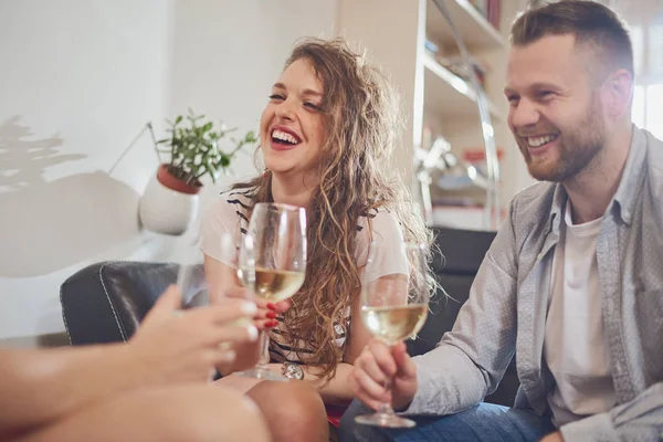 Amigos Torcendo Com Vinho Festa Casa — Fotografia de Stock