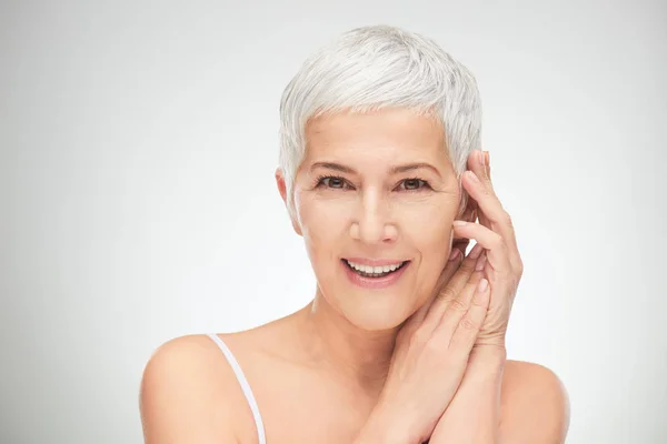 Retrato de mujer mayor hermosa delante de fondo blanco . — Foto de Stock