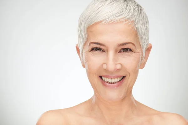 Retrato de mujer mayor hermosa delante de fondo blanco . — Foto de Stock