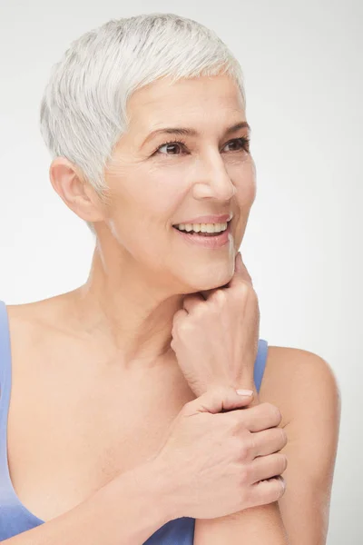 Retrato de mujer mayor hermosa delante de fondo blanco . — Foto de Stock