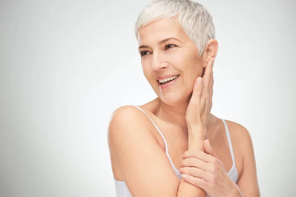 Retrato de mujer mayor hermosa delante de fondo blanco . — Foto de Stock