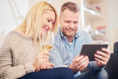 Çift evde kanepede otururken tablet kullanma. 