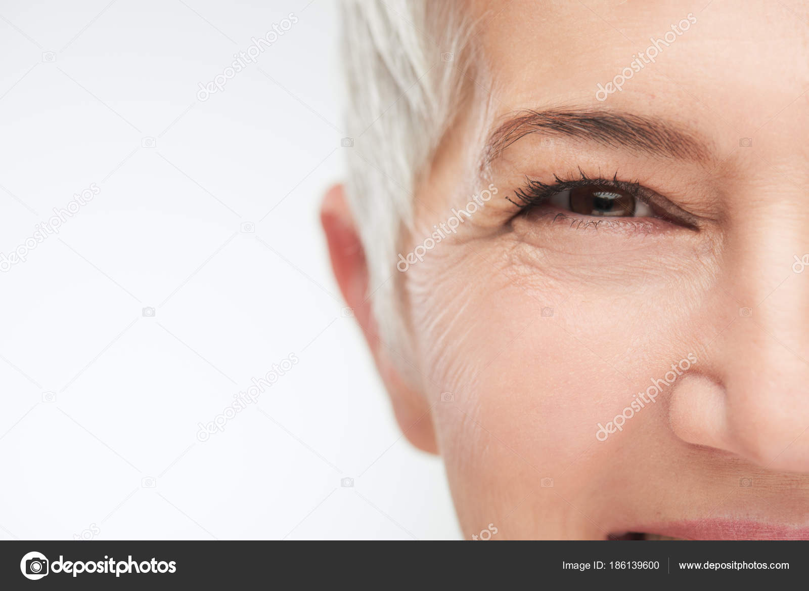 Старая кожа лица. Кожа вокруг глаз. Мелкие морщинки. Морщины вокруг глаз. Маленькой морщинки.
