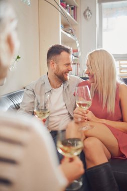  Ev partisinde şarapla tezahürat arkadaşlar. 