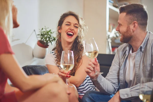 Amigos Animando Con Vino Fiesta Casa —  Fotos de Stock