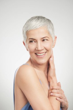 Beyaz arka plan önünde güzel kadın kıdemli portresi.