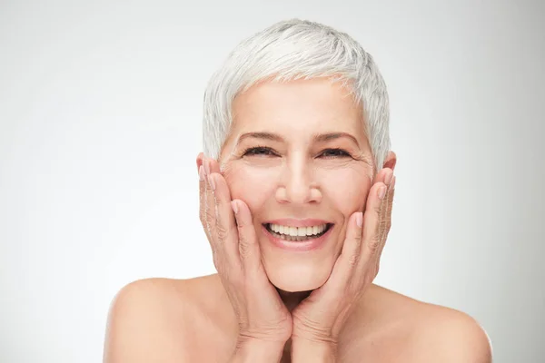 Retrato de mujer mayor hermosa delante de fondo blanco . — Foto de Stock