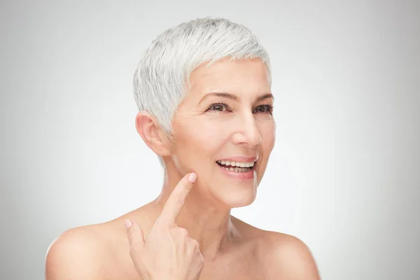 Head shot of senior woman showing wrinkles. — Stock Photo, Image