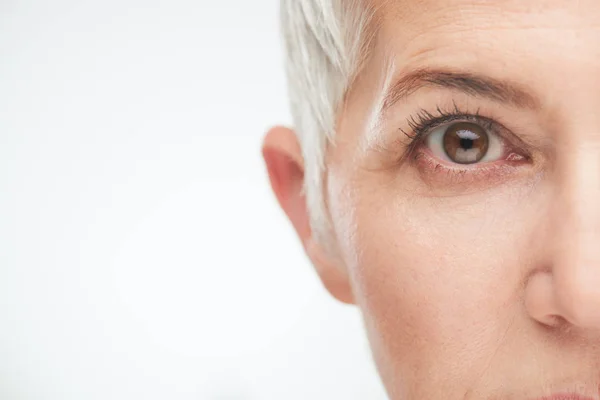 Primer plano del ojo de la mujer senir . — Foto de Stock