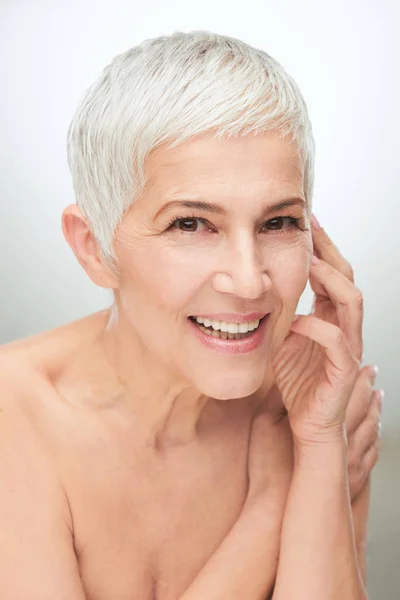 Portrait de belle femme âgée devant fond blanc . — Photo