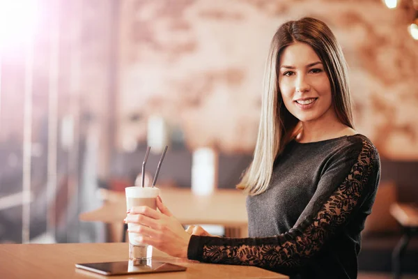 Yung woman sitting in cafe and drinking coffee. — Stock Photo, Image