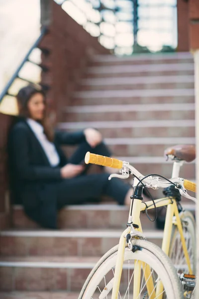 Селективный акцент на желтый велосипед на переднем плане . — стоковое фото