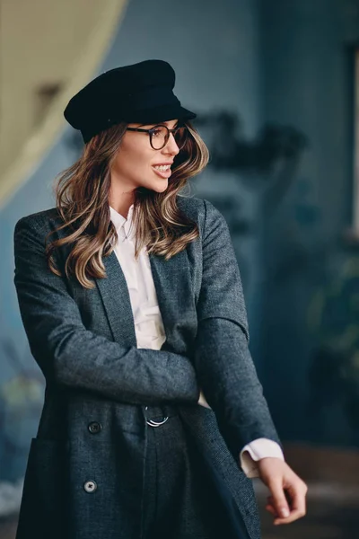 Ritratto di donna moderna in piedi in casa . — Foto Stock