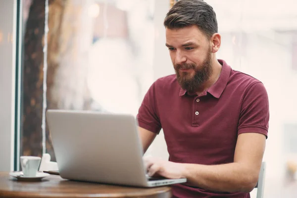 Homem Sentado Café Usando Laptop Para Trabalho — Fotografia de Stock