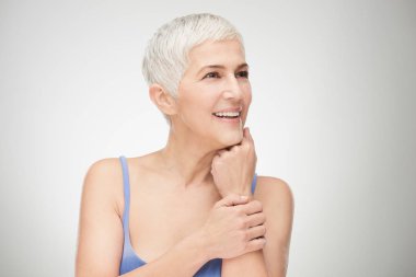 Beyaz arka plan önünde güzel kadın kıdemli portresi.