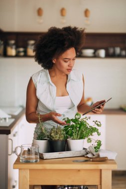 Bahçe güzel karışık ırk kadın.