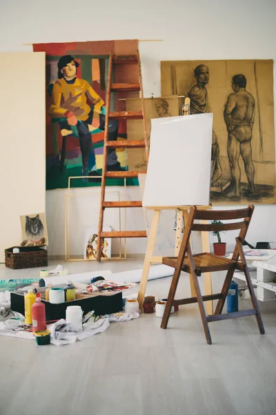 Painting studio interieour. Easer, chair, colors and paintings a — Stock Photo, Image