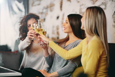 Şarap içme ve barda otururken tezahürat kız.