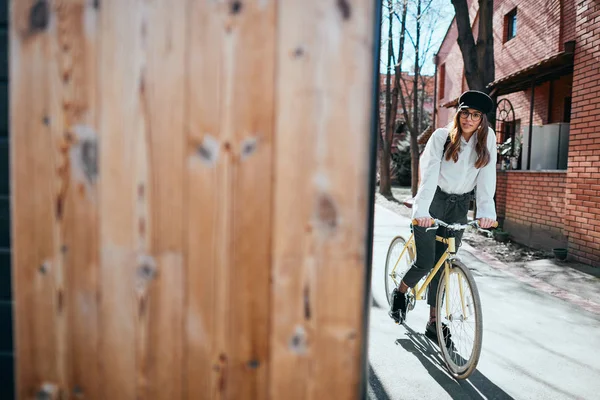 Joven mujer moderna en bicicleta en la calle . —  Fotos de Stock